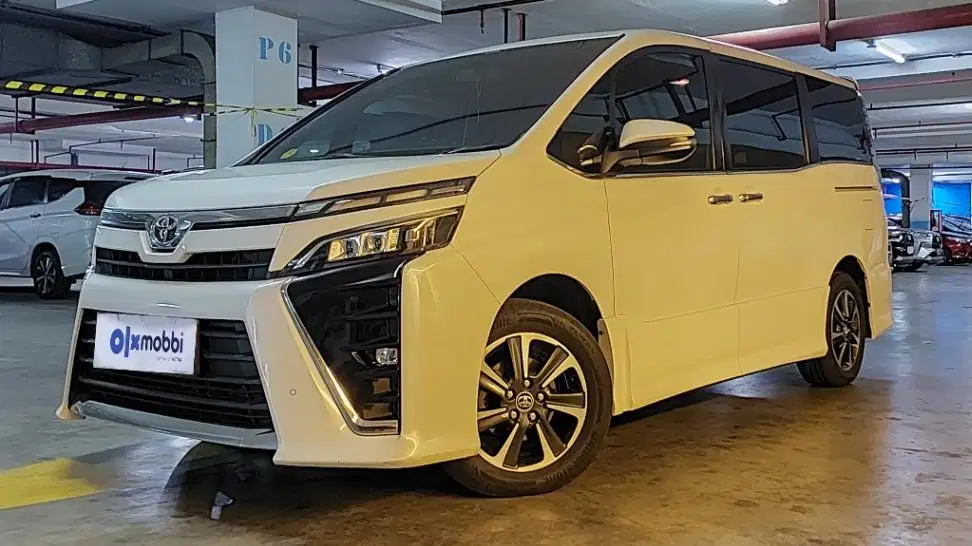 TDP 10 JT Toyota Voxy 2.0 Bensin-AT Putih 2018