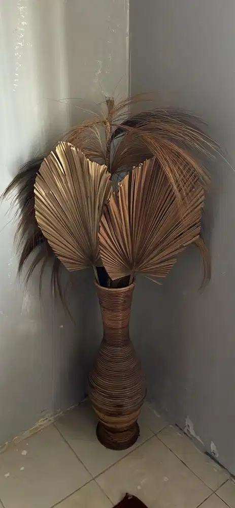 Pot kayu dan bunganya