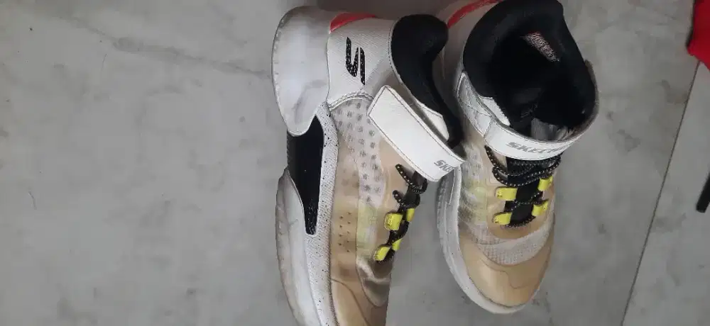 Sepatu basket anak