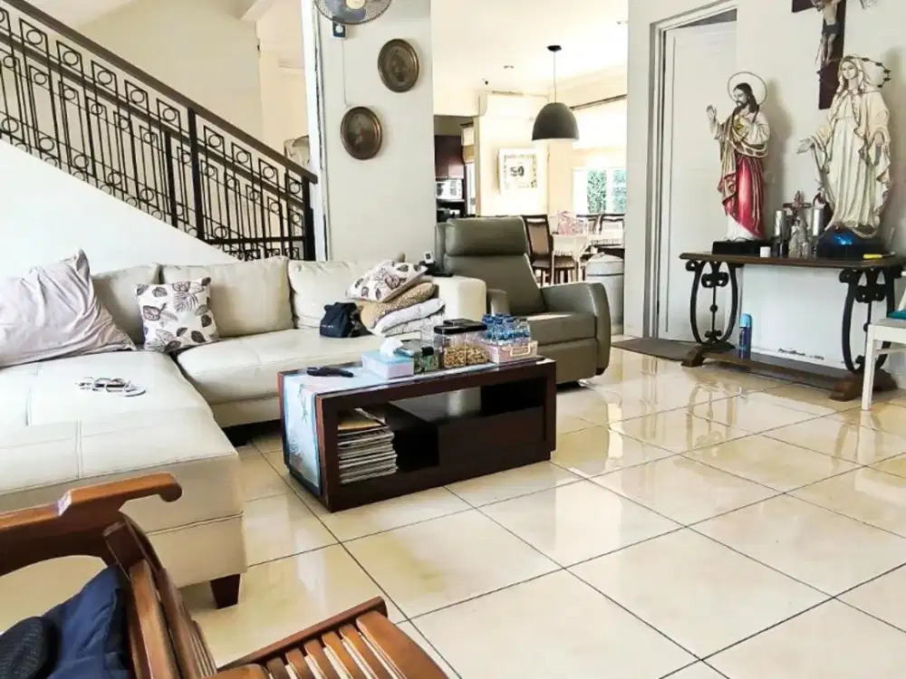 Dijual Rumah Cantik 3 Lantai Rapih Terawat Semi Furnished di Sutera Olivia Alam Sutera