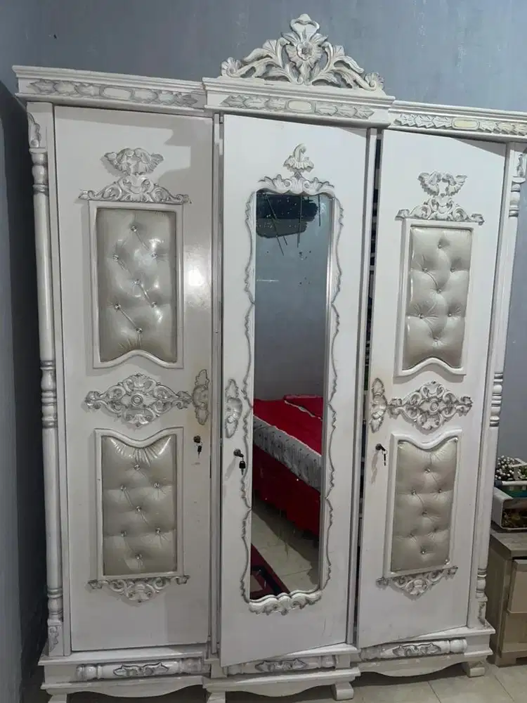 Lemari pakaian 3 pintu