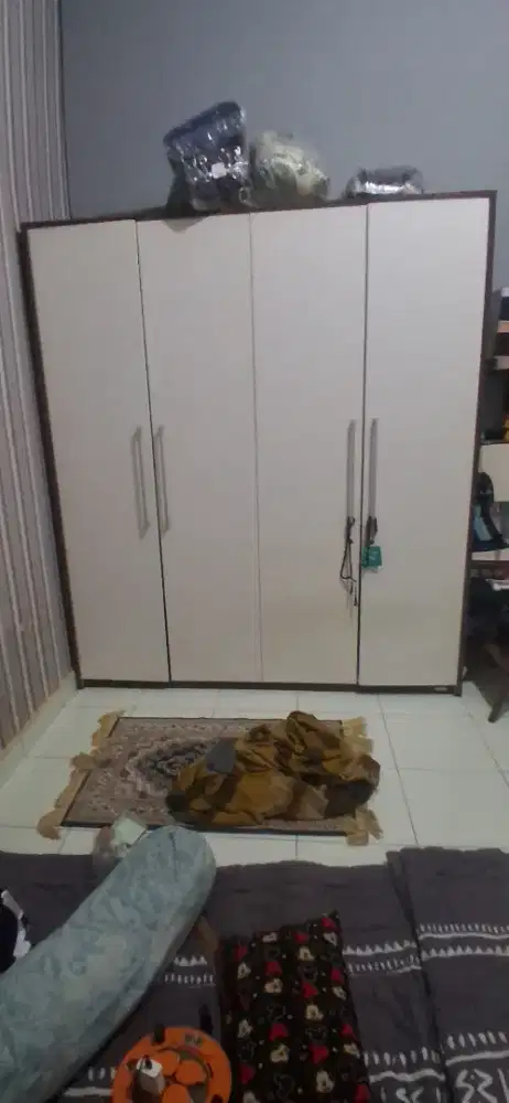 Lemari kayu 4 pintu