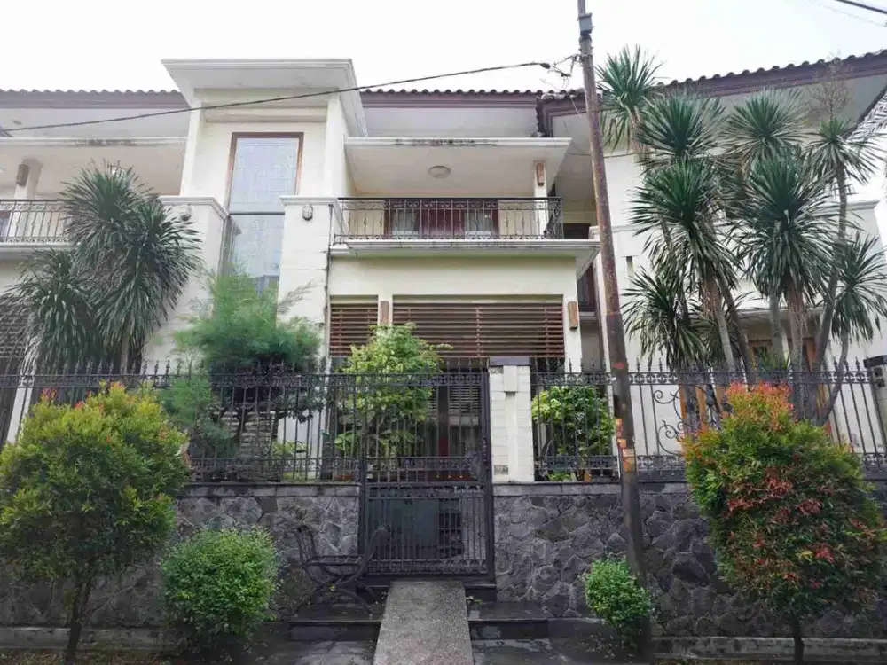 Rumah Mewah 3 Lantai + Basement LT 500 m² – Kemanggisan, Jakarta Barat