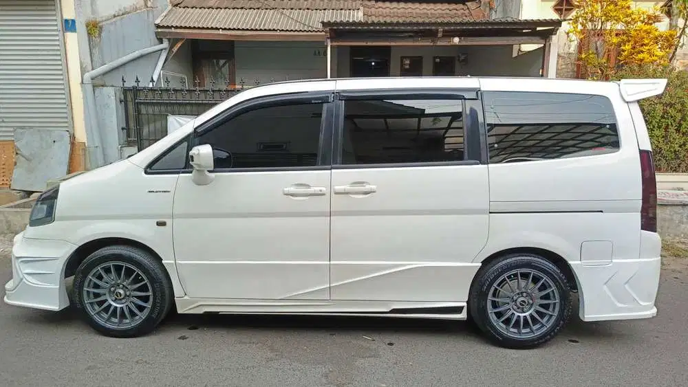 Nissan Serena 2004 Bensin
