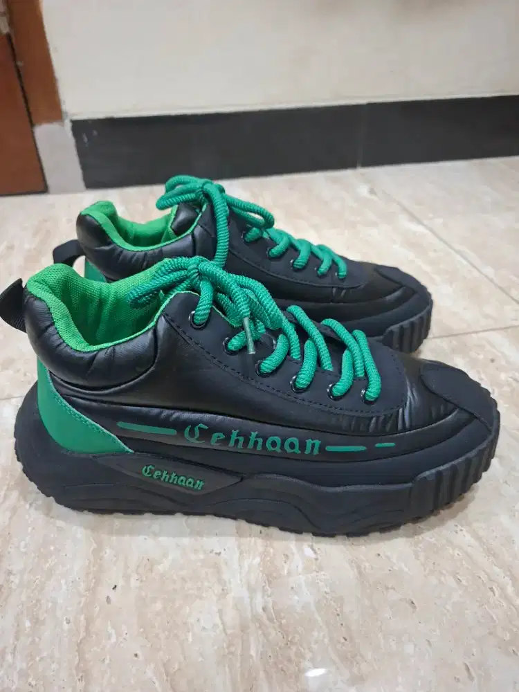 Sepatu dapat hadiah ukuran 42