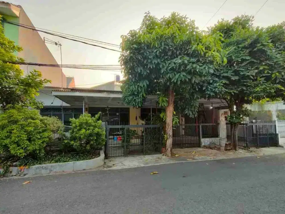 rumah 2 kavling di jual cepat, akses jln 2 mobil, aman tdk banjir lokasi Deket stasiun Buaran. lokasi sangat strategis.