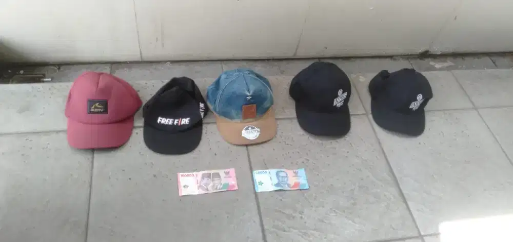 Di jual yg minat dan butuh topi  untuk kerja,sekolah dll murah