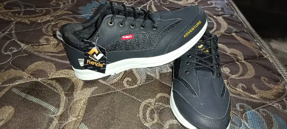 Sepatu Nevis Adventure kondisi Baru 100% masih Ada Ukuran 41