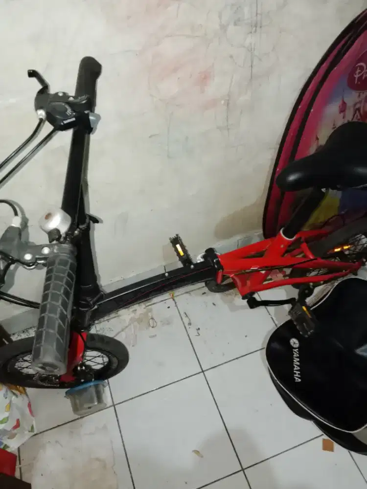 sepeda lipat merah item