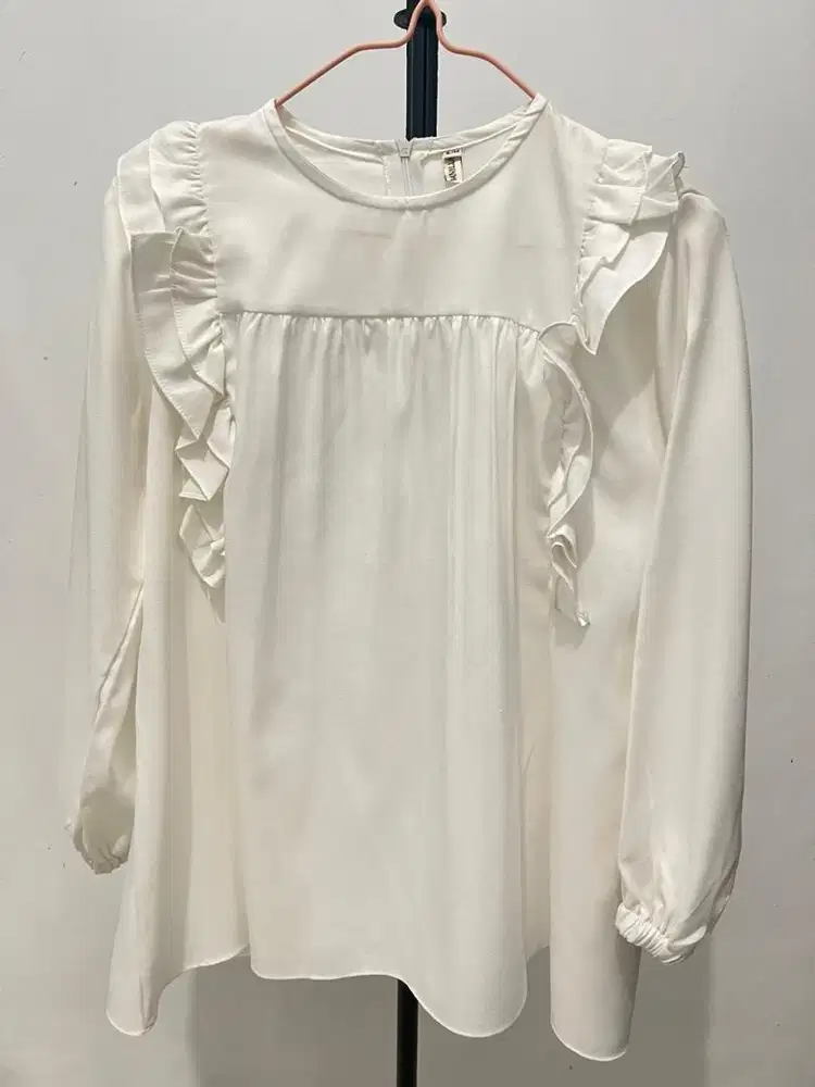 (preloved) Vanilla Hijab Blouse Brokenwhite