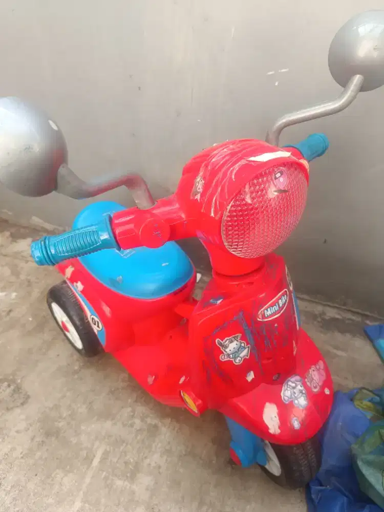 Sepeda dan vespa anak