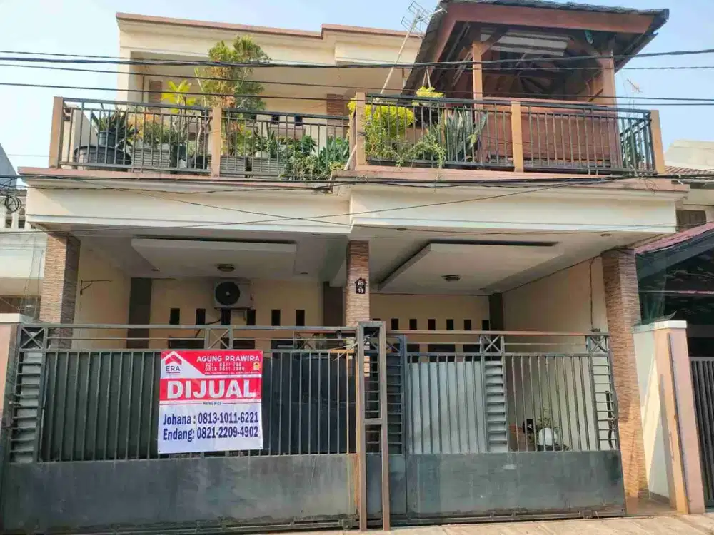 Rumah bagus, 2 1/2 lantai, Deket stasiun Buaran/Klender .lokasi sangat strategis, lingkungan aman dan nyaman tidak pernah banjir