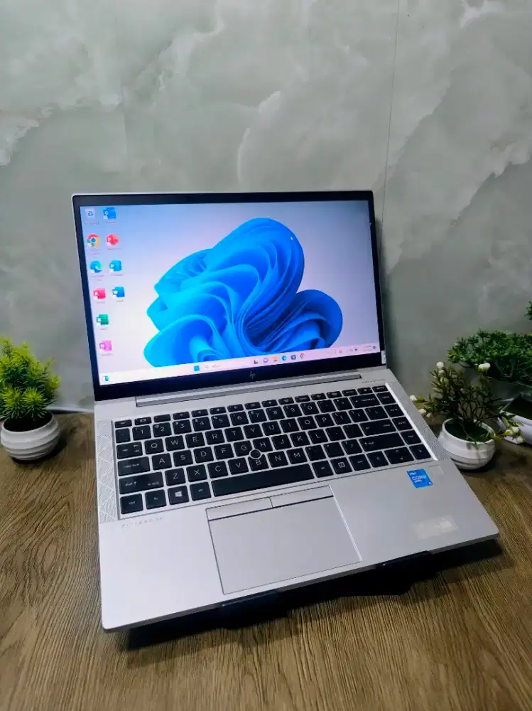 HP ELITEBOOK 840 G8  
Intel Core i5 Gen 11 RAM 16GB SSD 256GB