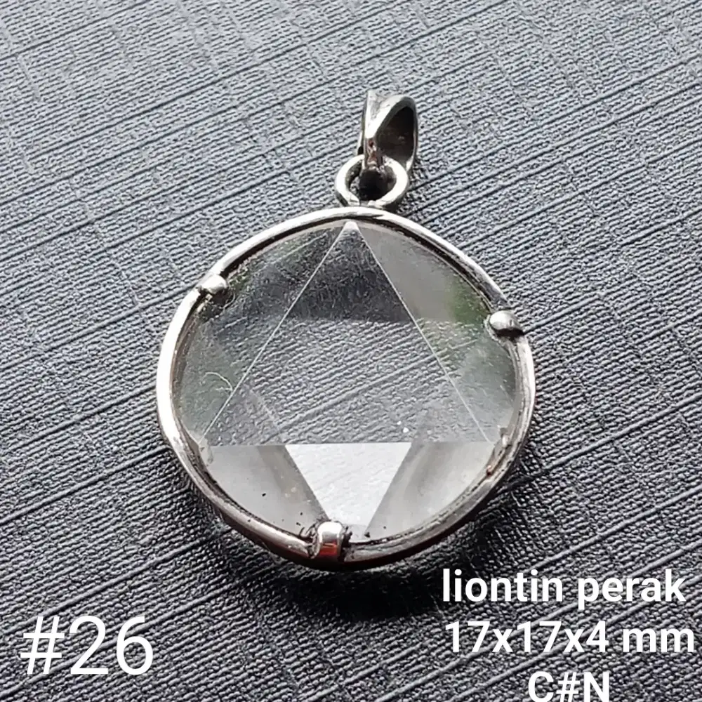 Liontin perak, batu rock crystal