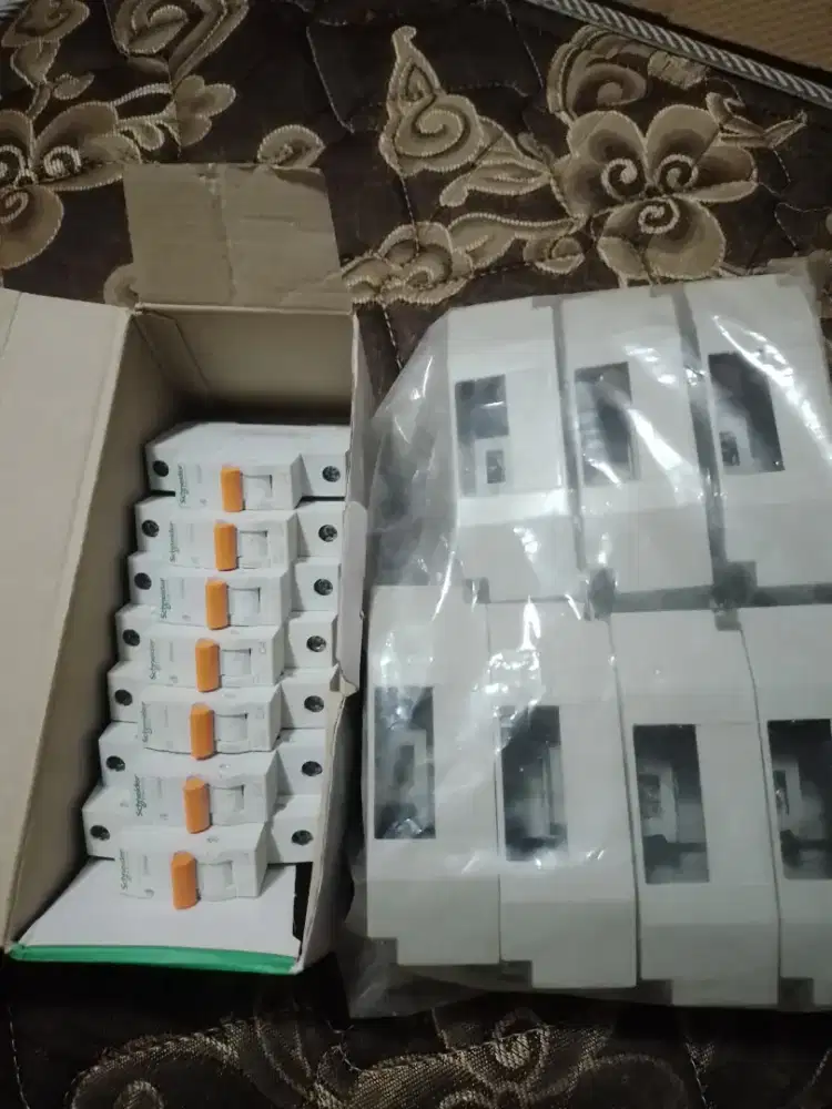 Dijual 7 mcb schneider plus box mcb