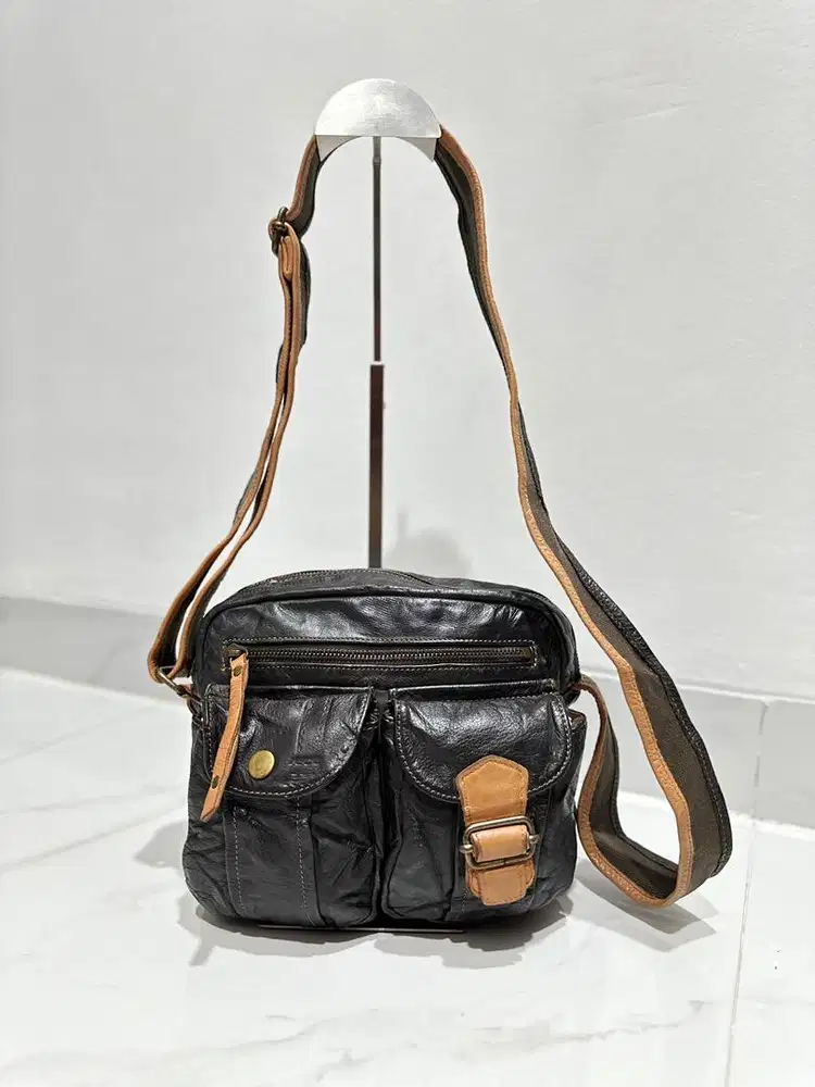 Tas selempang kulit pria