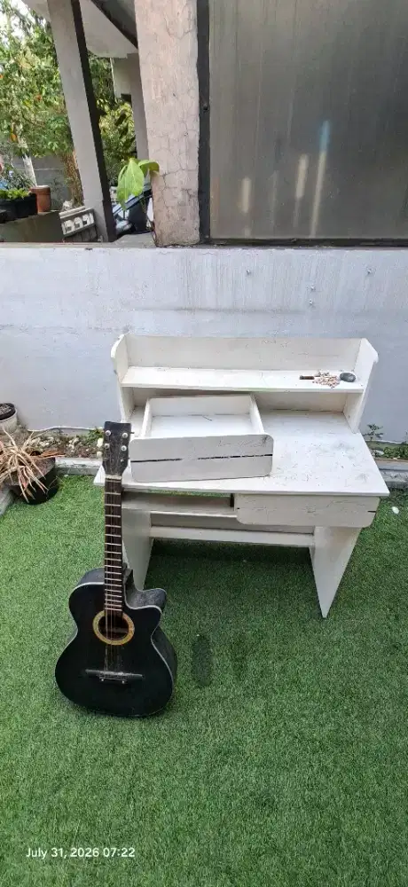 Meja belajar dan gitar