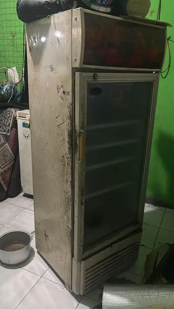 Showcase Gea tinggi 150cm bekas ga dingin