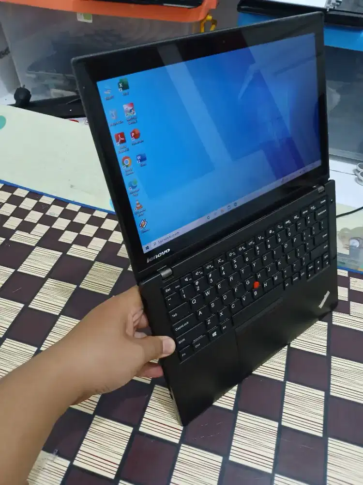 Laptop Lenovo Thinkpad X240s ,Intel Core i3 ,Ram 8Gb ,Layar Sentuh