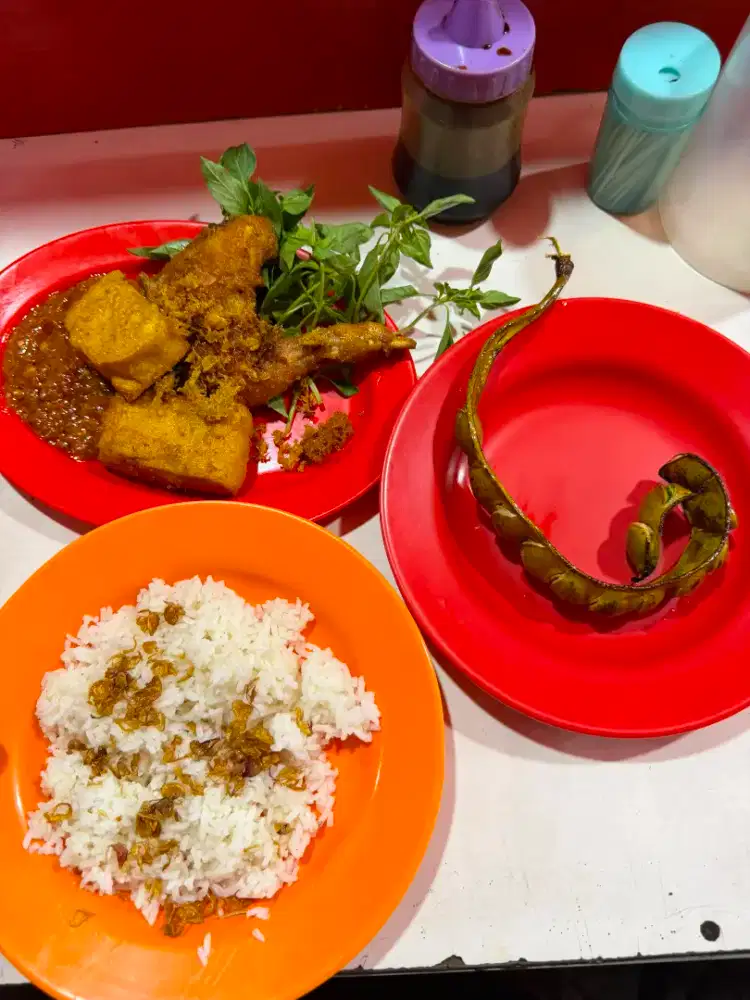 Dicari karyawan untuk rumah makan (SERIUS , JUJUR DAN RAJIN)