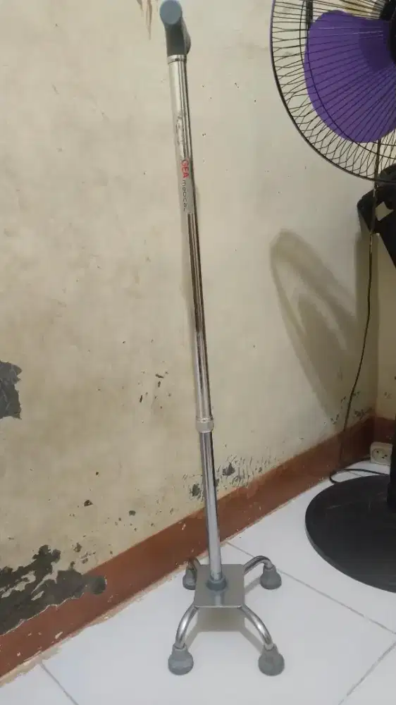 Tongkat GEA Alat Bantu Jalan dengan penyangga kaki sebanyak 4 buah