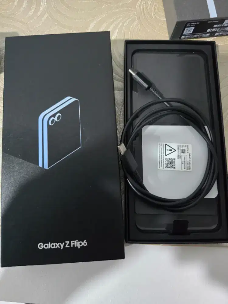 Samsung Zflip 6 / z flip 6 blue 12/256 like new
