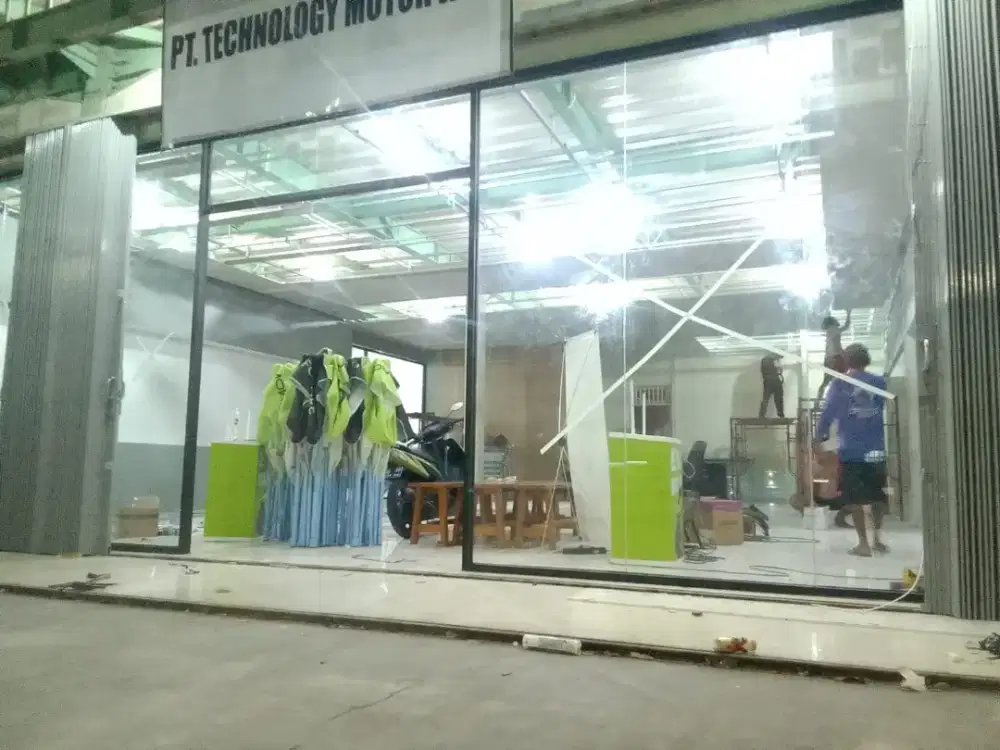 Partisi kaca untuk ruko atau tempat usaha dan kantor