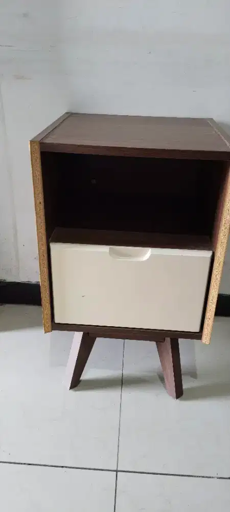 Meja nakas informa