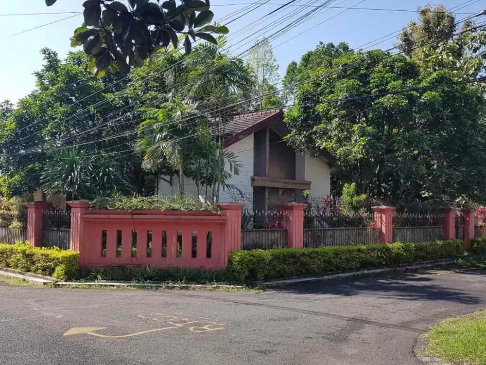 DIJUAL RUMAH COUNTRY PREMIUM POSISI HOOK – LT 657 M² | 5 KT | GARASI & CARPORT 4 MOBIL | SHM