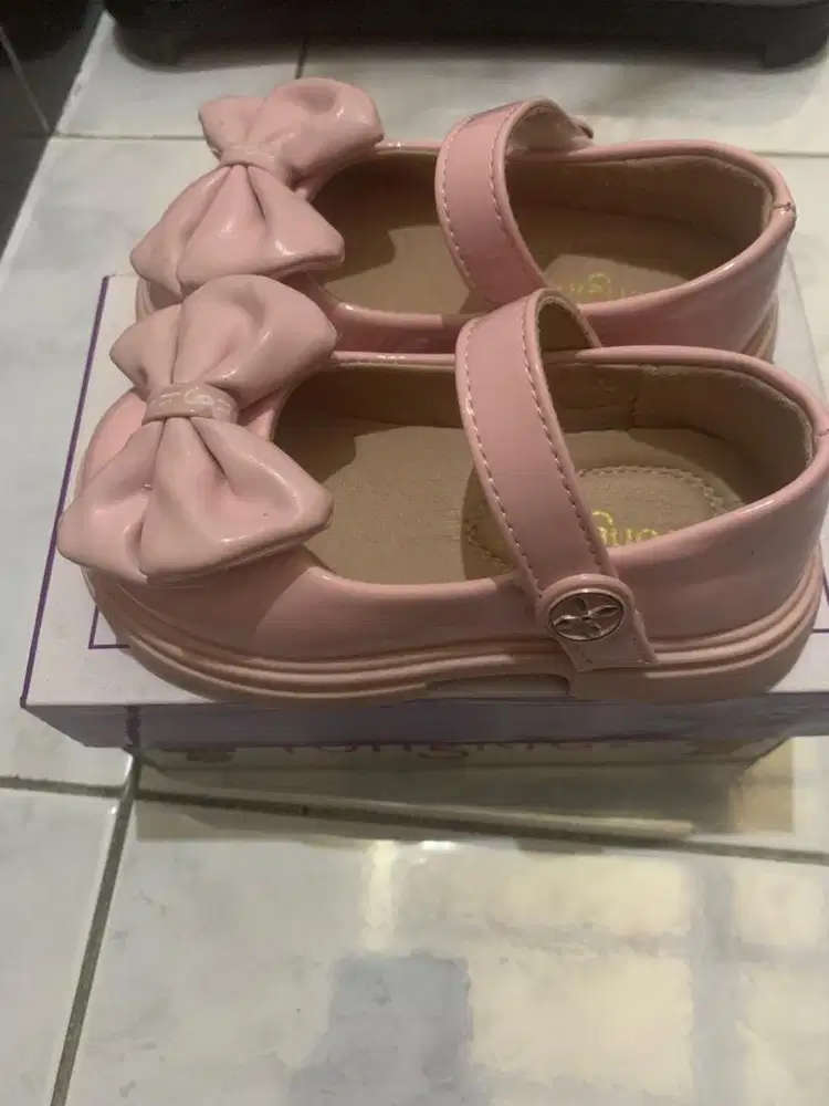 Sepatu anak perempuan