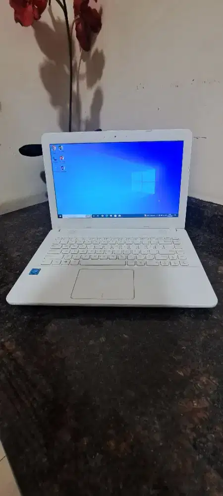 Laptop Asus 14 inci