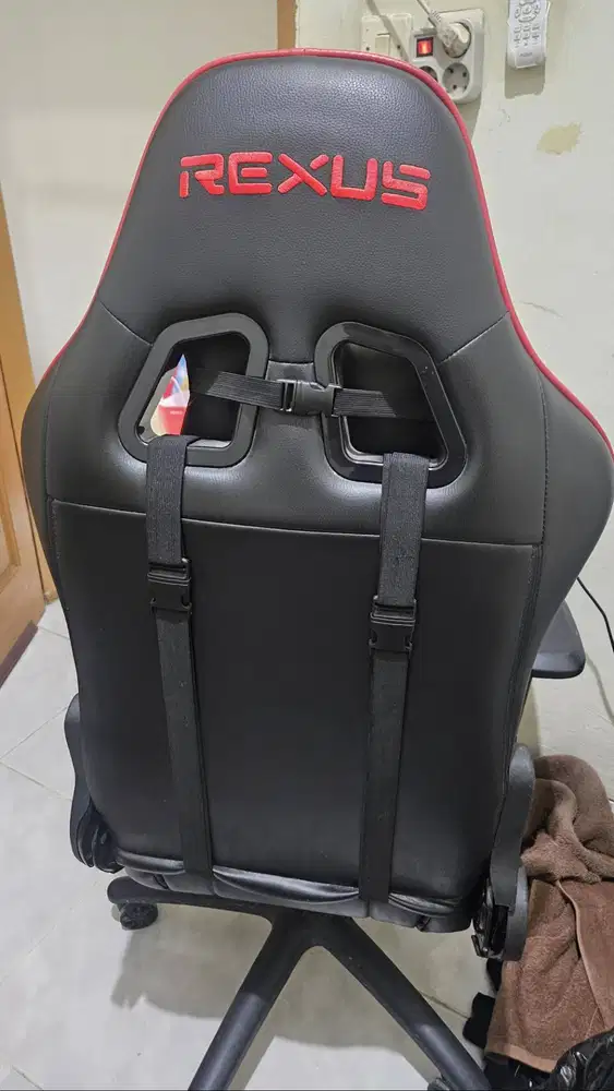 Kursi gaming warna merah hitam