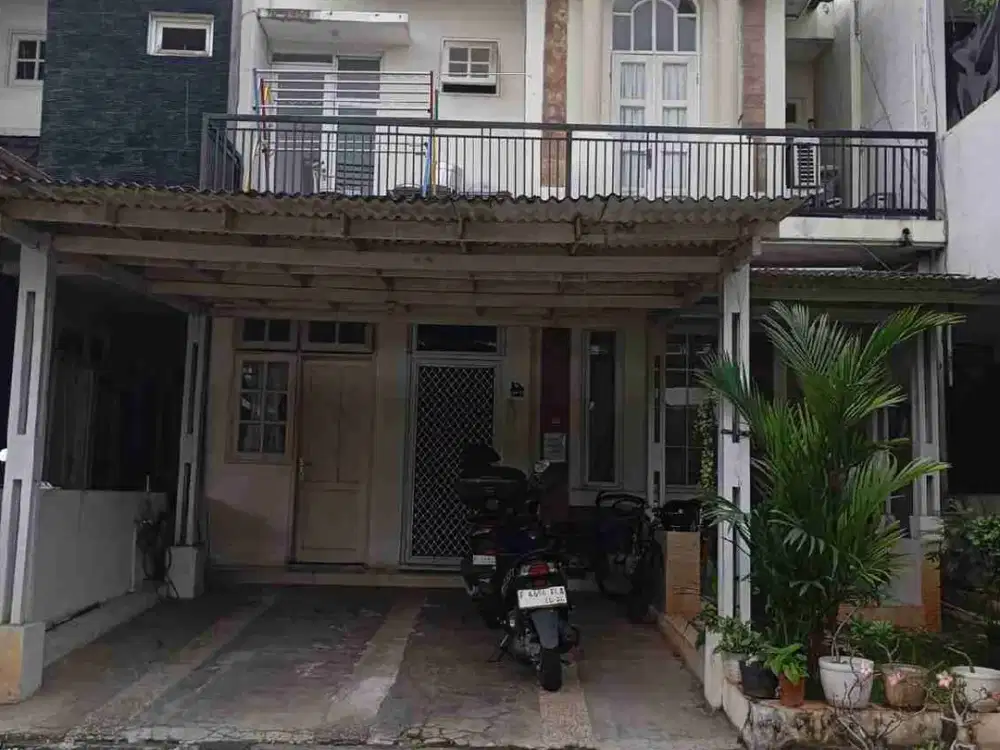 Jual cepat rumah atap bajaringan clasic modern style. Kota Wisata Cibubur.