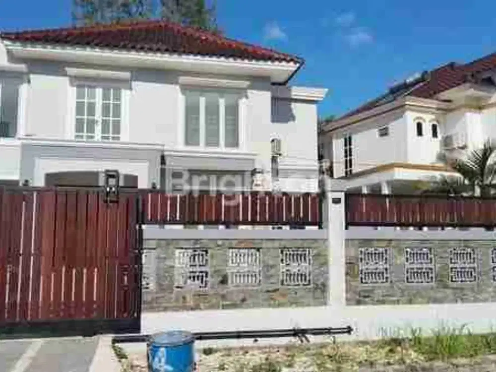 DIJUAL RUMAH CANTIK DENGAN HALAMAN BESAR SIAP HUNI  LOKASI BUMI NIRWANA