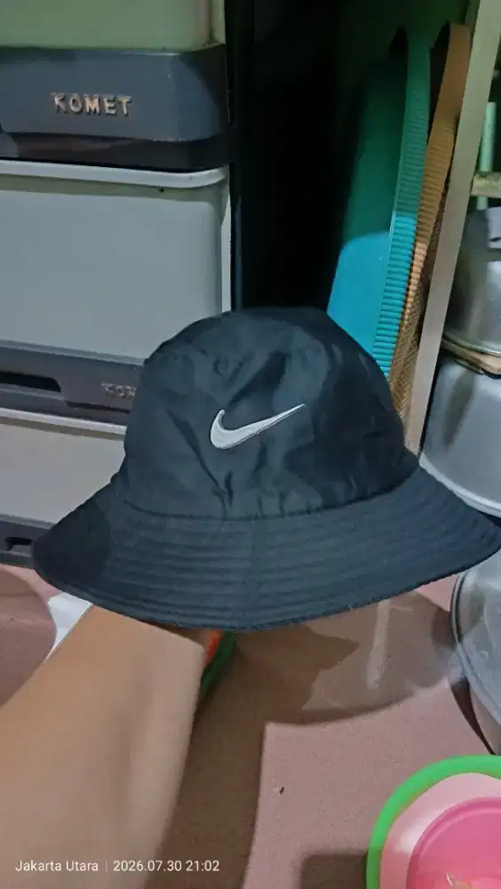 Bucket hats hitam pekat