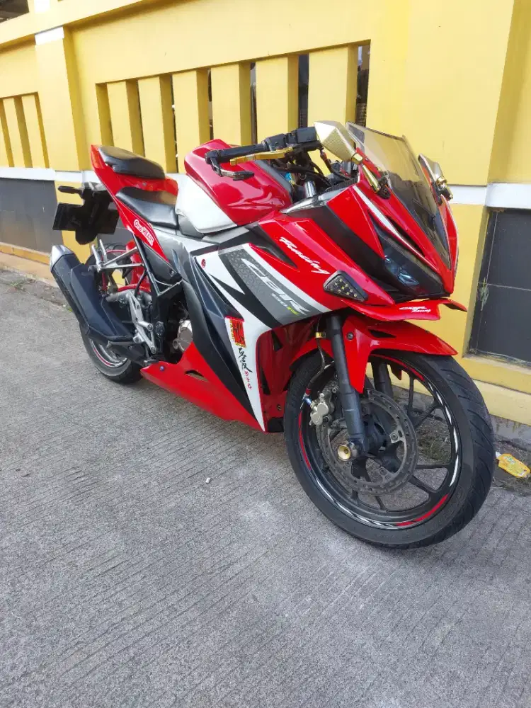 Cbr 2018 merah hitam surat lengkap mesin sehat