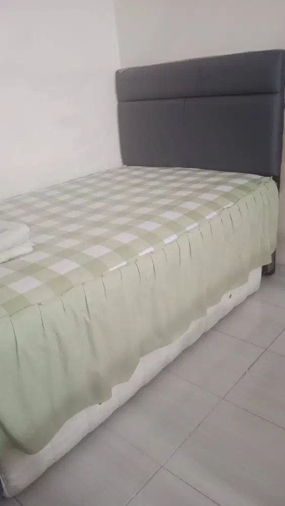 Tempat tidur sorong No 3