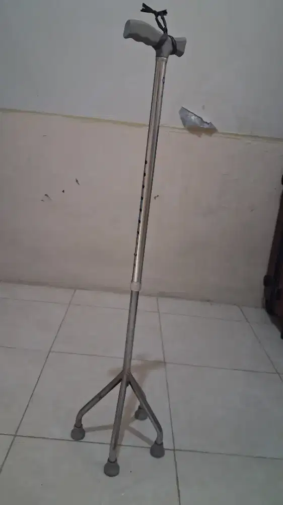 Tongkat Kaki Empat