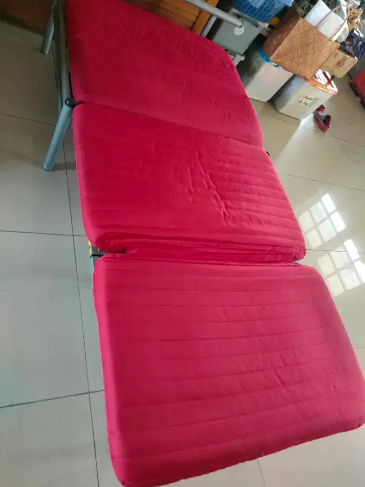 Tempat tidur lipat multifungsi