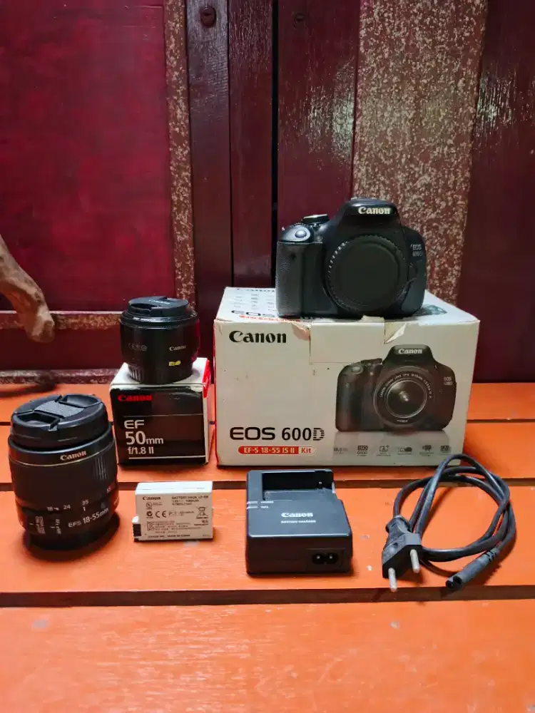 Kamera DSLR Canon EOS 600d kit pemakaian pribadi, bonus Lensa & Flash