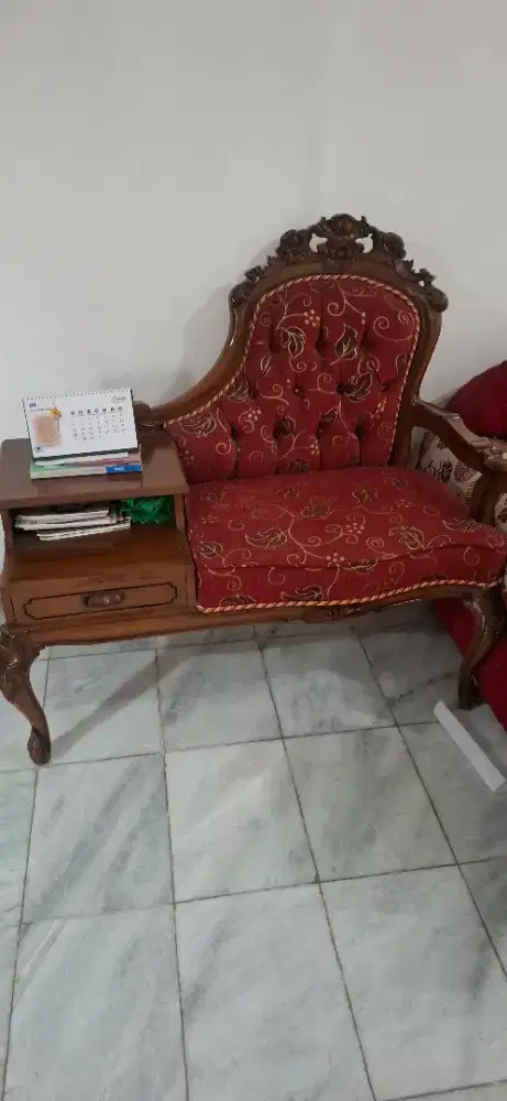 Kursi dan meja telepon