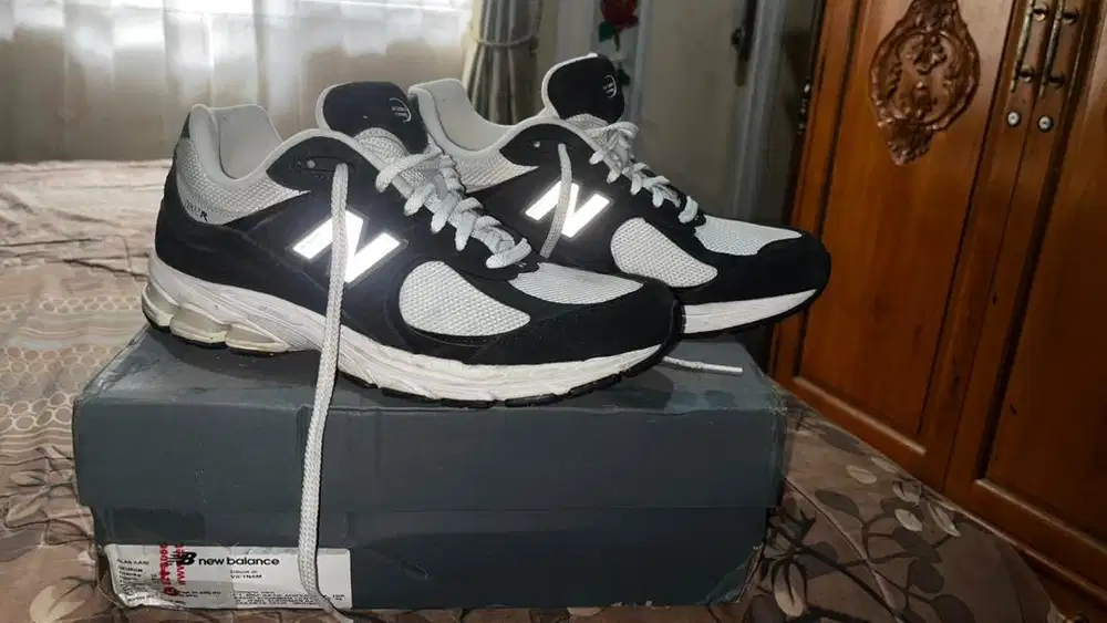 SEPATU NEW BALANCE 2002r