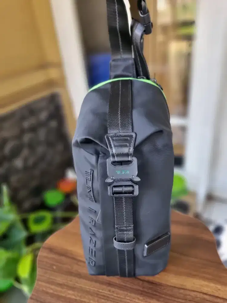 Tas selempang dada crosbody TUMI Raizer