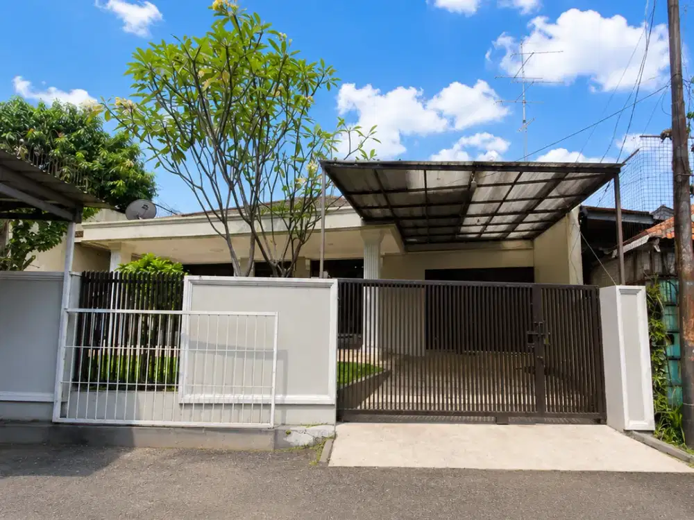 Rumah Strategis di Bukit Cinere Raya Semi Furnished Halaman Luas