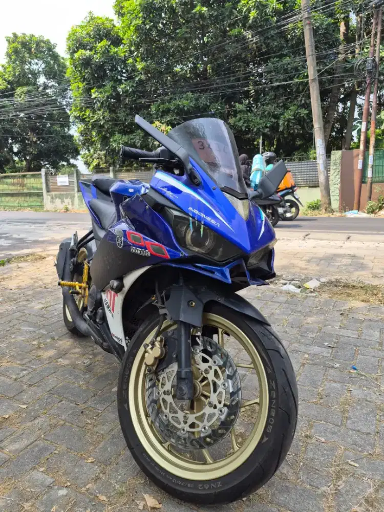 Dijual Yamaha R15 V2 tahun 2016 surat lengkap