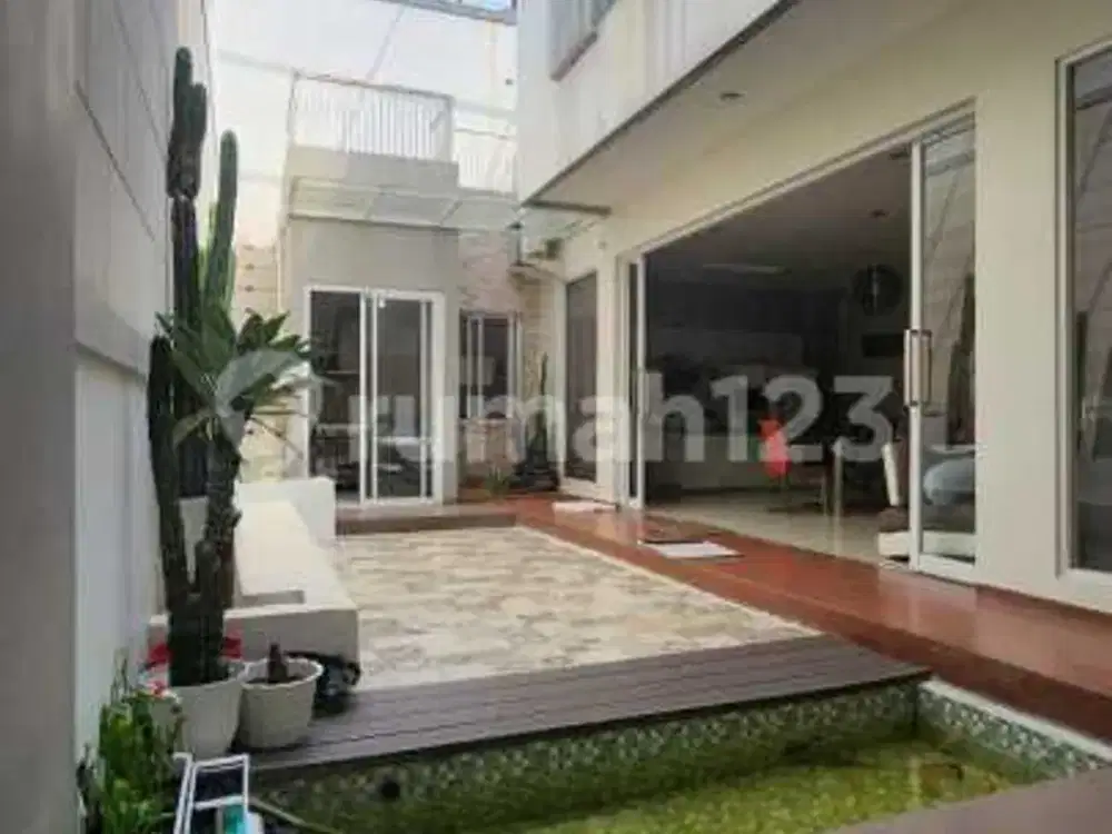 Rumah di Pusat Kota Dekat Sekolah Pius