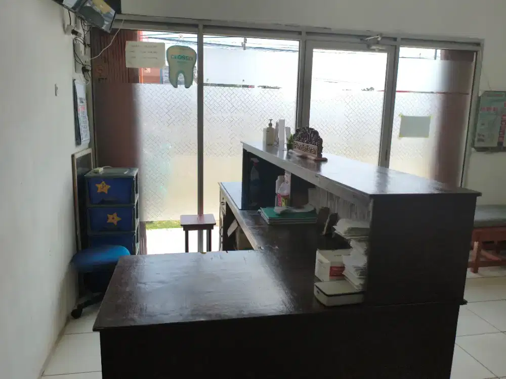 Karyawan jaga kartu pasien dan ruangan