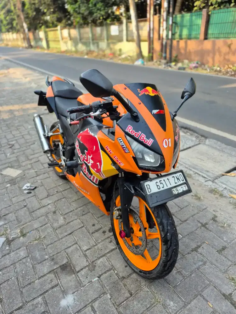 Dijual Honda CBR 150R k45 tahun 2014 pajak hidup mesin bagus