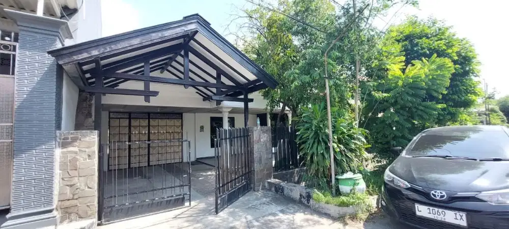 DISEWAKAN RUMAH GAYUNGSARI BARAT SUPER LUAS DAN STRATEGIS!