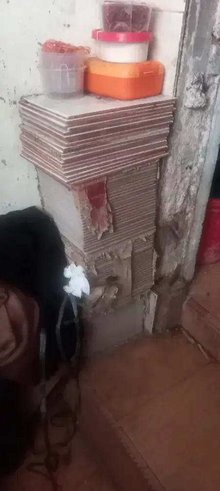 Keramik putih motiv campur